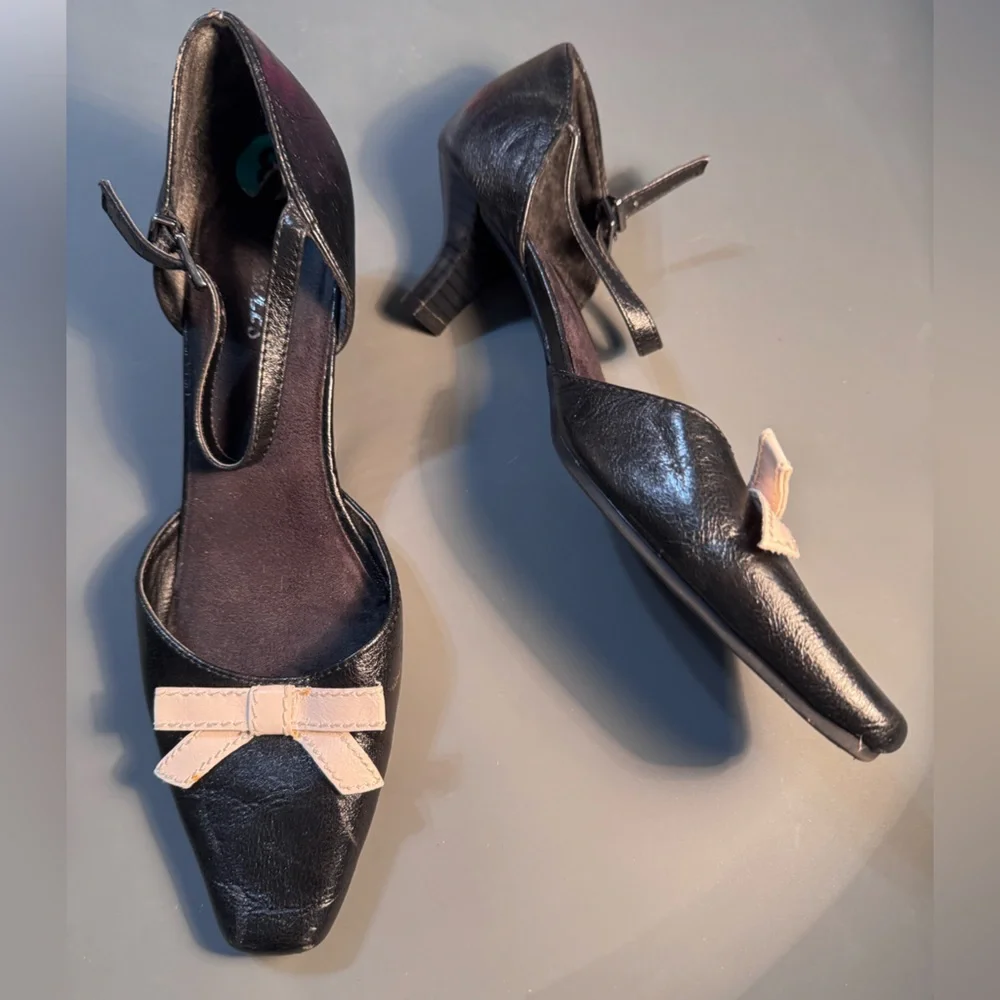 Aerosoles Elegant Black Little Heels with Cream Bow, Size 8 - Picture 2 of 16
